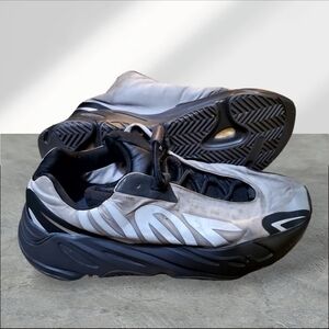 Adidas Yeezy Boost 700 MNVN Metallic Grey Black Sneakers GW9524 Mens SIZE 7.5